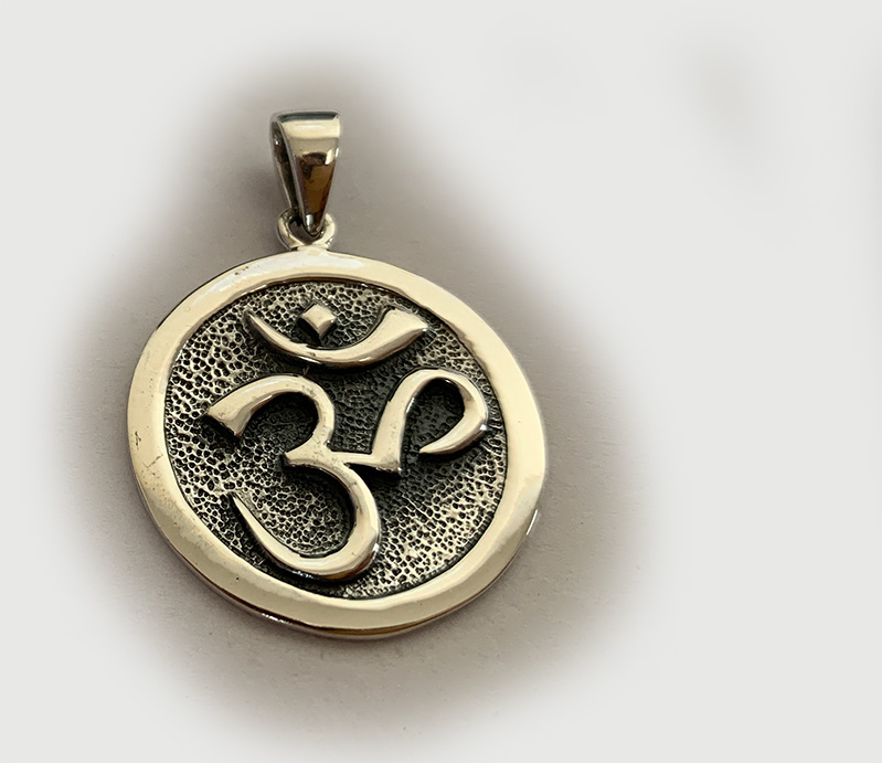 Om pendant