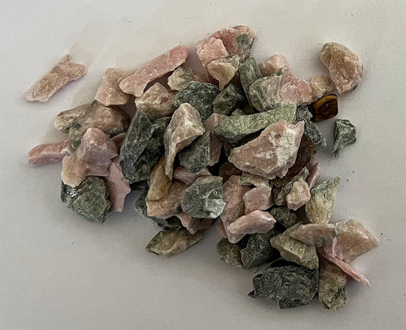 Thulite, chips rough, 100g. Bag