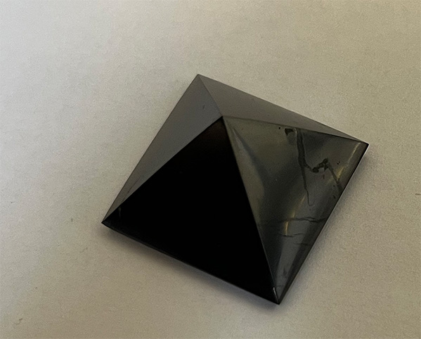 Shungite pyramid 4 x 4 cm